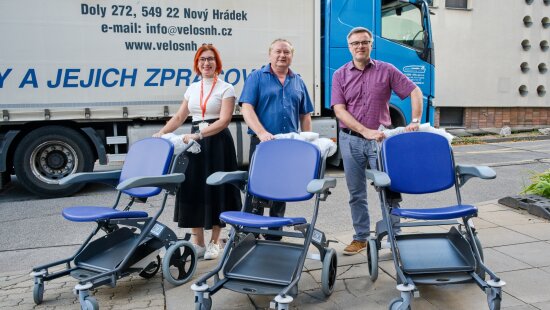 Dvoumilionový dar moderních lůžek a&nbsp;křesel od společnosti CZ FERRO – STEEL výrazně zvýší komfort pacientů a&nbsp;sníží zátěž personálu